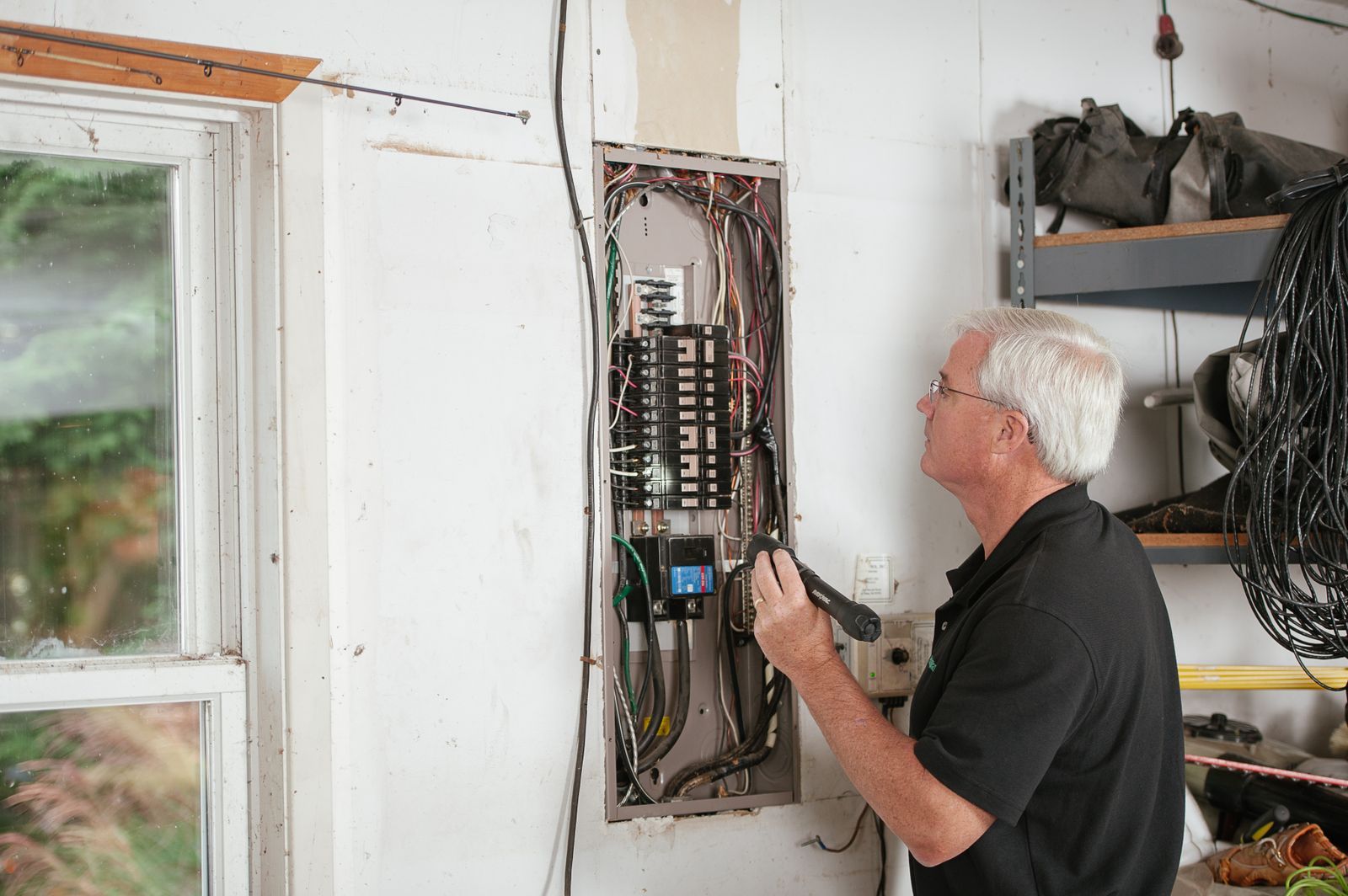 Électricien contrôlant un tableau dans un logement à Mont-près-Chambord