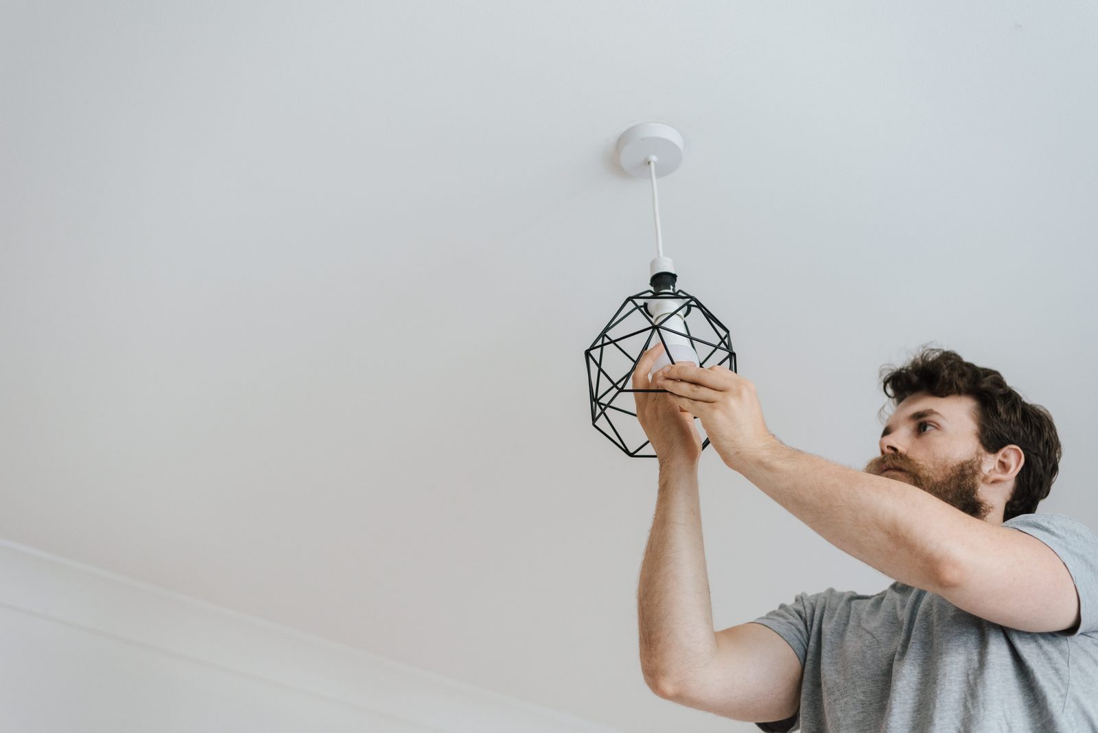 Pose d'un luminaire au plafond d'un séjour à Mont-près-Chambord